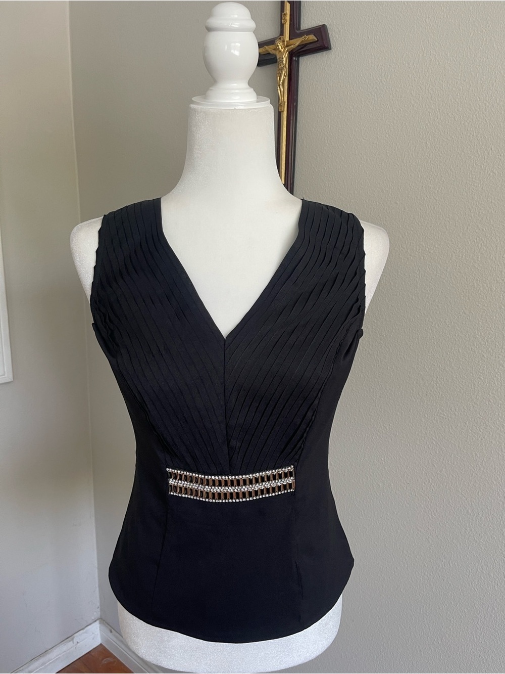 Elegant Black V-Neck Sleeveless Blouse with Embellished Waist